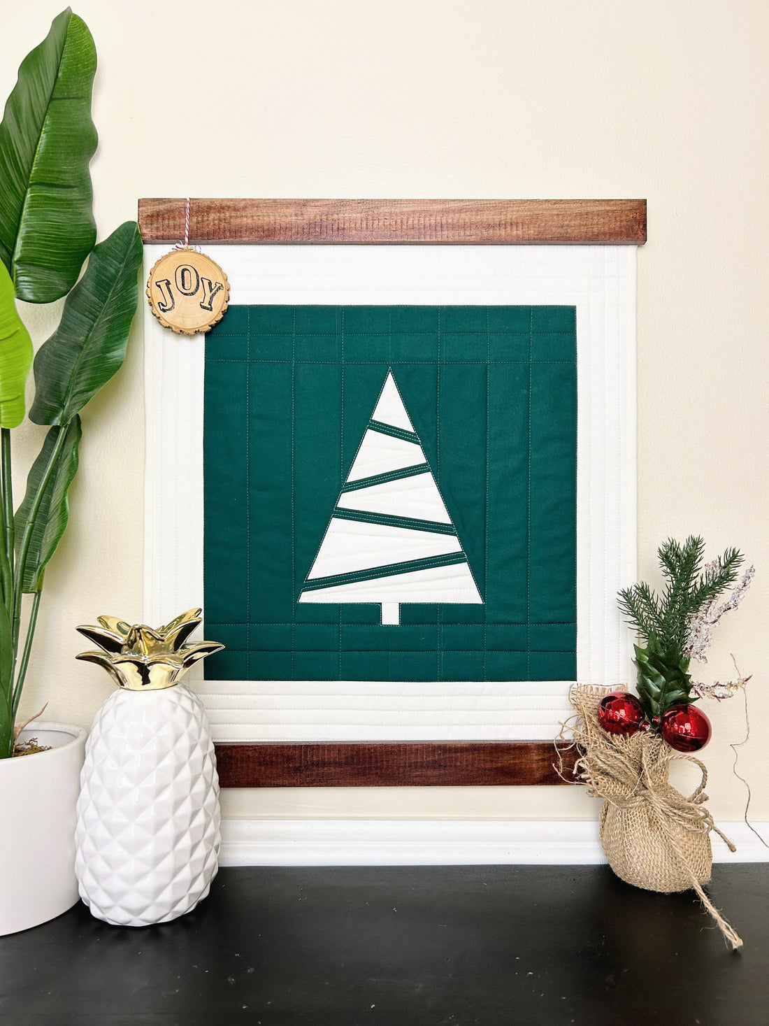 Let's Make A Quick Christmas Wall Hanging! (Includes Free FPP Template)